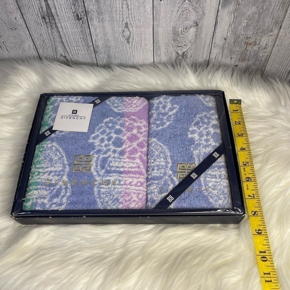 GIVENCHY towel gift set with box - Picture 7 of 8